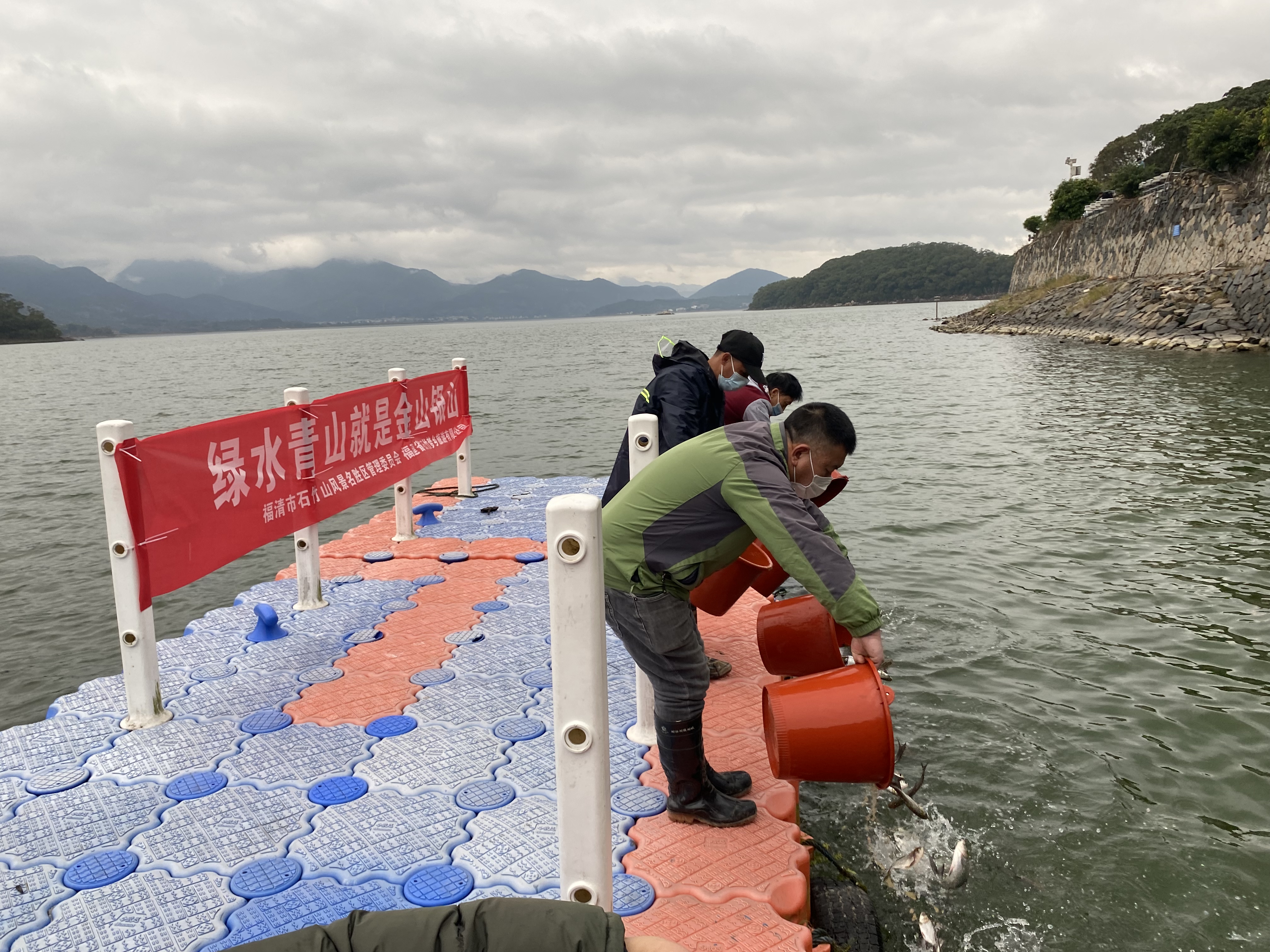 我市开展增殖放流活动 投放鱼苗30吨