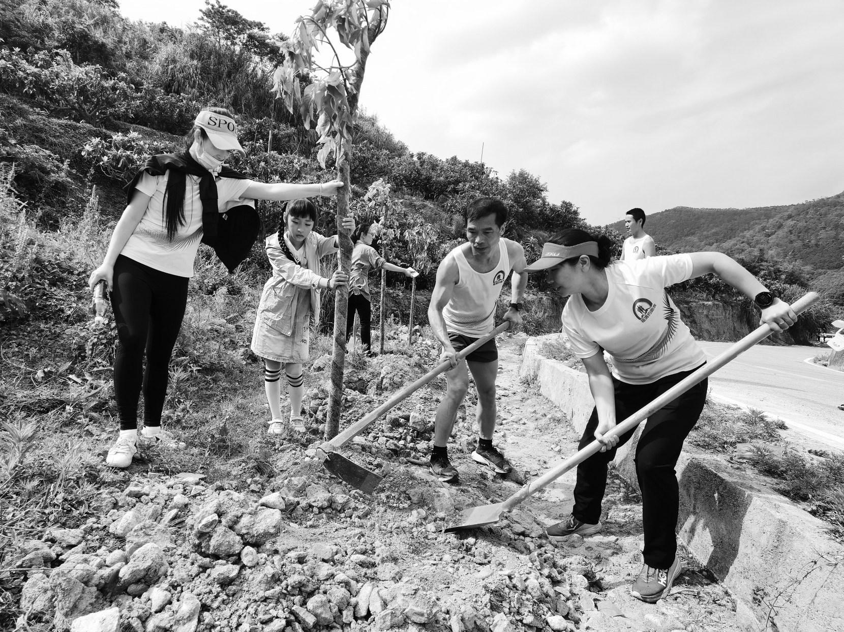 市政协委员携手福清约跑族植绿献礼建党百年