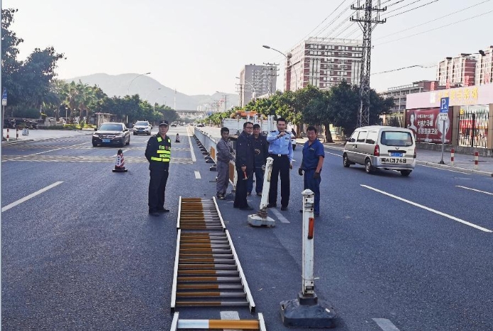 市交警大队联手城管部门完善交通设施保通行